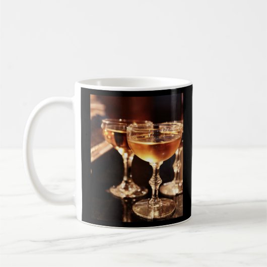 シャンパングラスの金色の乾杯 コーヒーマグカップ (左)