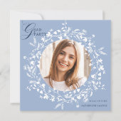 シャンブレブルーホワイトワイルドフラワーリース卒業 招待状 (正面)