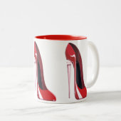 シャンペンのかかとの赤い小剣の靴の芸術 ツートーンマグカップ (正面右)
