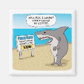 シャークおもしろいは仕事のポスターの前にコーヒーが必要 マグネット (正面)