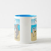 シャークおもしろいは仕事の前にコーヒーが必要 ツートーンマグカップ (中央)