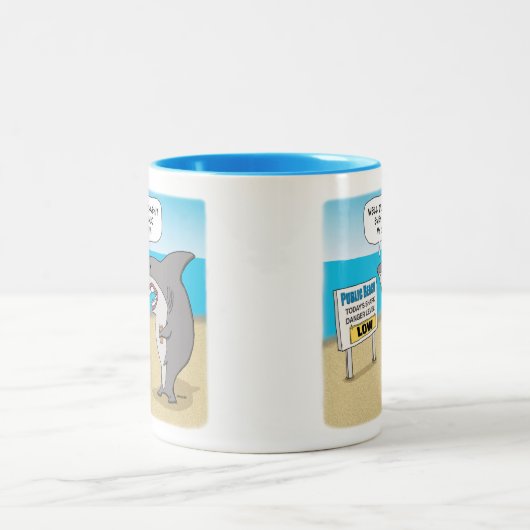 シャークおもしろいは仕事の前にコーヒーが必要 ツートーンマグカップ (中央)