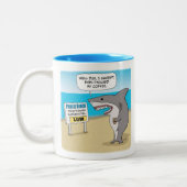 シャークおもしろいは仕事の前にコーヒーが必要 ツートーンマグカップ (左)