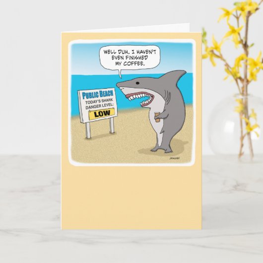 シャークおもしろいは自分の事を誕生日するためにコーヒーが必要 カード (黄色い花)
