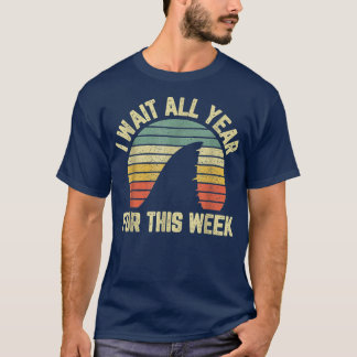 シャークおもしろい私は今週の一年中待っている Tシャツ