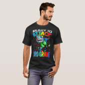 シャークが3年生の新学期少年を攻撃する準備 Tシャツ (正面フル)