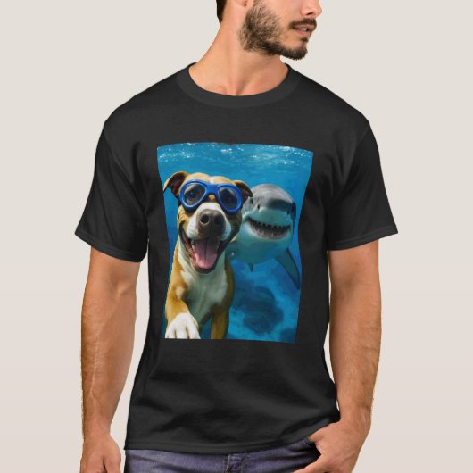 シャークと写るピットブルのおもしろセルカ Tシャツ (正面)