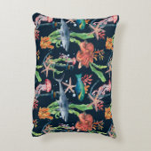 シャークと層状の水彩シームレスパターン アクセントクッション (裏面(縦))