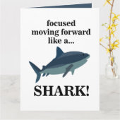 シャークにフォーカスして、まるでシャークのように前進していく カード (黄色い花)