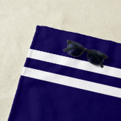 シャークのロゴ付きネイビー青と白のビーチタオル ビーチタオル (インサイチュ)