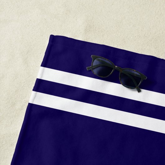 シャークのロゴ付きネイビー青と白のビーチタオル ビーチタオル (インサイチュ)