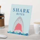 シャークは誕生日パーティーの食べ物を噛む 台座サイン (インサイチュ)