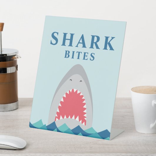 シャークは誕生日パーティーの食べ物を噛む 台座サイン (インサイチュ)
