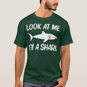 シャークカッコいい女子素晴らしホワイトメガロドン湾 Tシャツ