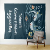 シャークカップルビーチテーマ婚約パーティ タペストリー (インサイチュ(横))