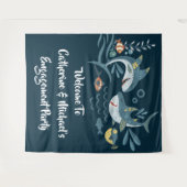 シャークカップルビーチテーマ婚約パーティ タペストリー (正面(横))