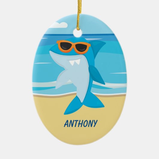 シャークスタンディングオンビーチオーナメント セラミックオーナメント (正面)