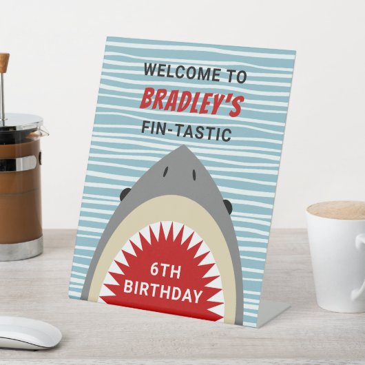 シャークバイト任意の年齢の誕生日パーティーへようこそ 台座サイン (インサイチュ)