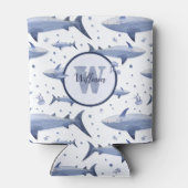 シャークパターン🦈名前+水彩モノグラム 缶クーラー (裏面)