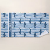 シャークパーソナライズされたホワイトブルーストライプのキッズ ビーチタオル (正面)