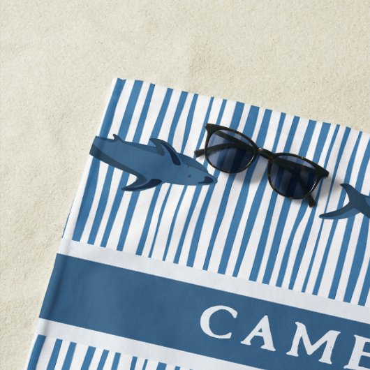 シャークパーソナライズされたホワイトブルーストライプのキッズ ビーチタオル (インサイチュ)