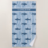 シャークパーソナライズされたホワイトブルーストライプのキッズ ビーチタオル (正面)