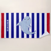 シャークパーソナライズされたホワイトブルーレッドストライプのキッズ ビーチタオル (正面)