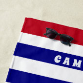 シャークパーソナライズされたホワイトブルーレッドストライプのキッズ ビーチタオル (インサイチュ)