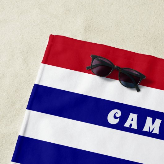 シャークパーソナライズされたホワイトブルーレッドストライプのキッズ ビーチタオル (インサイチュ)