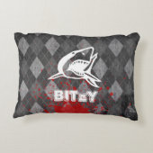 シャークピクトグラムオングランジーブラックアーガイル アクセントクッション (裏面)