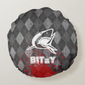 シャークピクトグラムオングランジーブラックアーガイル ラウンドクッション (裏面)
