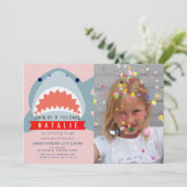 シャークピンクプールフォトガール誕生日 招待状 (スタンド正面)