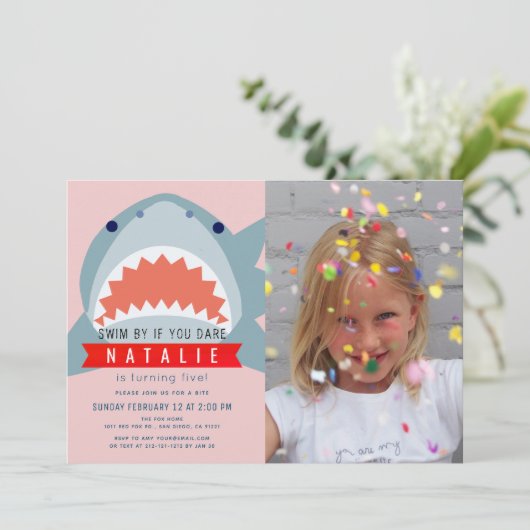 シャークピンクプールフォトガール誕生日 招待状 (スタンド正面)