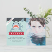 シャークボーイネイビーブルーバーチャルプールフォト誕生日 招待状 (スタンド正面)