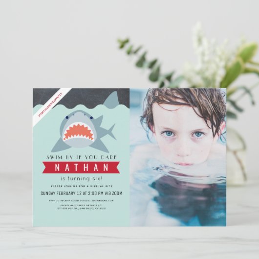 シャークボーイネイビーブルーバーチャルプールフォト誕生日 招待状 (スタンド正面)