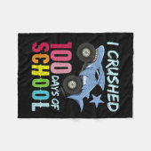 シャークモンスタートラック100日のスクールアパレル フリースブランケット (正面(横))