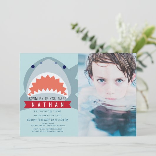 シャークライトブループールフォトボーイ誕生日 招待状 (スタンド正面)