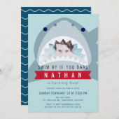 シャークライトブループールボーイフォト誕生日 招待状 (正面/裏面)