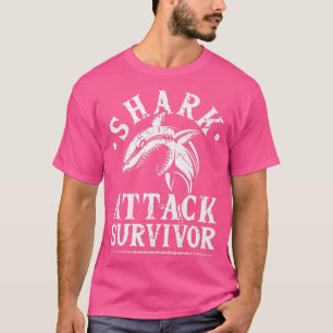 シャーク攻撃生存者支援泳ぐ人サーファー Tシャツ