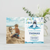 シャーク攻撃誕生日パーティーサメ少年プール写真 招待状 (スタンド正面)