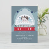 シャーク石板ブループールボーイフォト誕生日 招待状 (スタンド正面)