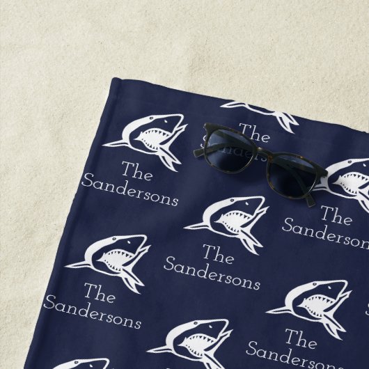 シャーク航海のネイビーブルーボートnファミリー名 ビーチタオル (インサイチュ)