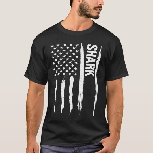 シャーク・シャーク・アメリカ国旗のことわざ Tシャツ (正面)