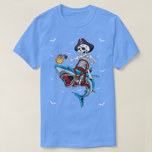 シャーク・ハロウィンの衣装に乗ったスケルトン海賊 Tシャツ (デザイン正面)