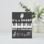 シャープではなくハッシュタグピアノプレーヤーのミュージシャンキーボード ポストカード (スタンド正面)