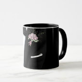 シャープな新郎タキシードとボタン穴の芍薬のデザイン マグカップ (正面右)