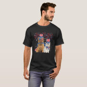 シャーペイのサングラスをかけた猫 アメリカ国旗 7月4日 Tシャツ (正面フル)