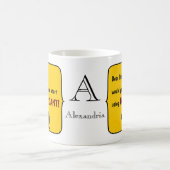 シャーリーおもしろい羊は潤滑剤イエローモノグラムを使用 コーヒーマグカップ (中央)