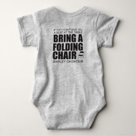シャーリー・チズムの折りたたみ椅子 ベビーボディスーツ