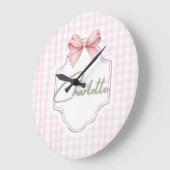 シャーロッパーソナライズされたクピンクボウ&ギンガムプリント ラージ壁時計 (傾斜)